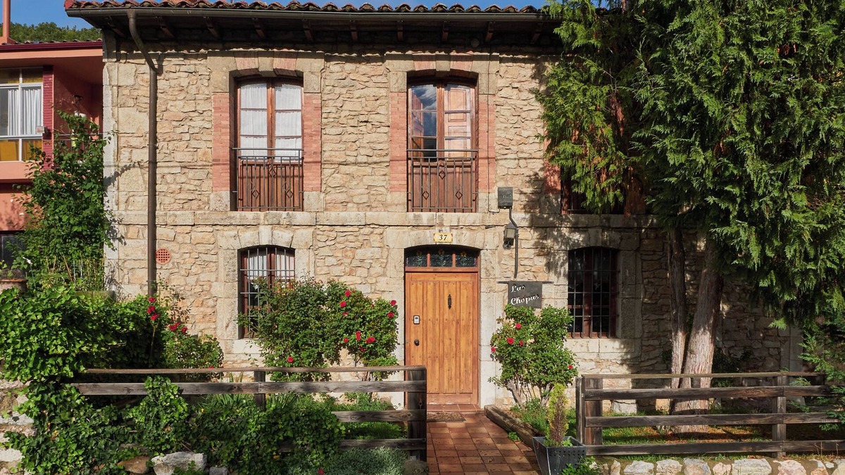 La Pola de Gordon House | Holiday Home 'La Casa De Peredilla' with Mountain Views and Private Garden