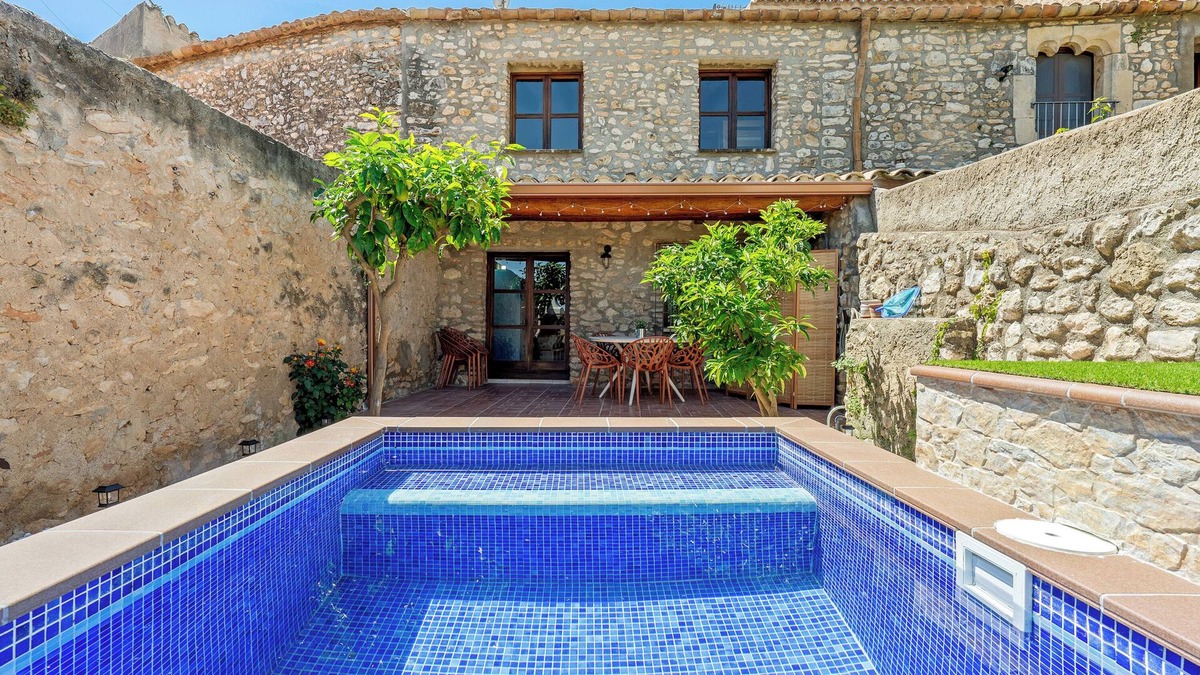 Castellet i la Gornal House | Holiday Home 'La Casa Gran Clariana' with Mountain View, Wi-Fi and Air Conditioning