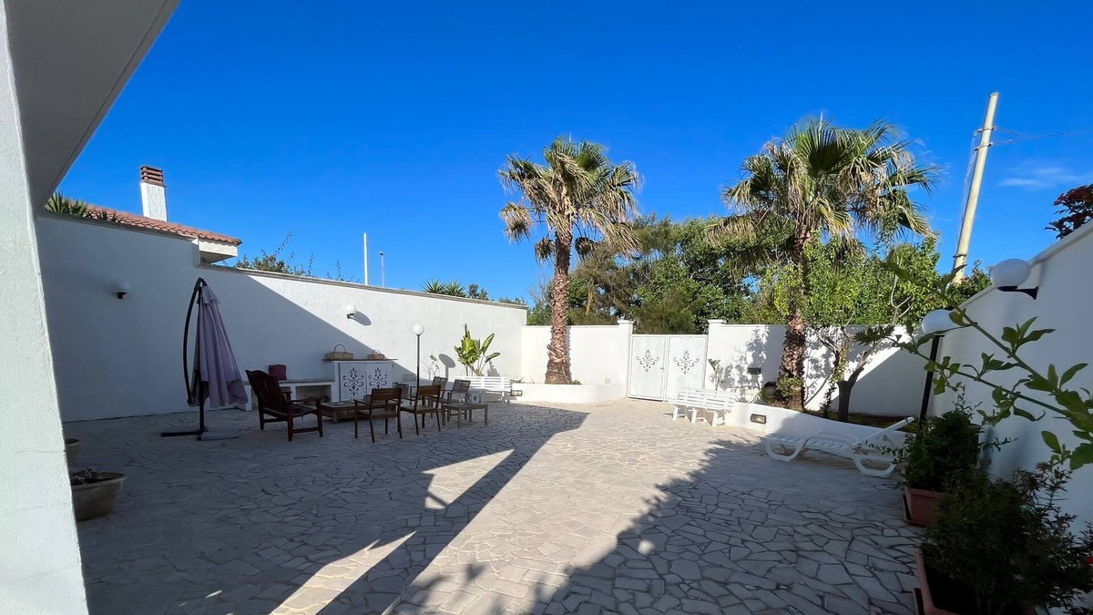 Casalabate House | Holiday Home "La Casa di Charlotte" with Private Garden & Wi-Fi
