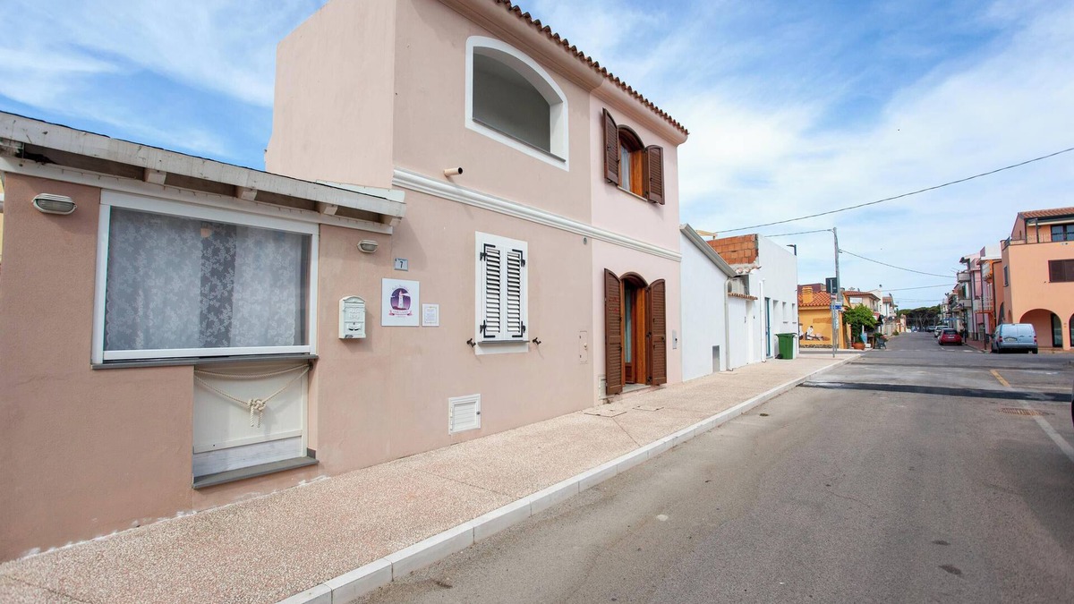 Santa Lucia House | Holiday Home ‘La Casa di Barbara’ close to the Beach with Terrace and Street Parking Available