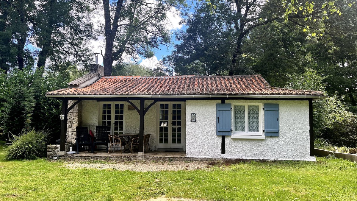 Varaignes House | Holiday Home 'La Cascade' with Lake View, Shared Pool and Private Terrace