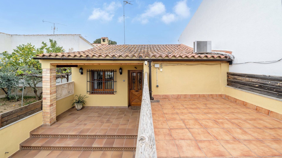 Albinyana House | Holiday Home 'La Casita' with Private Terrace, Wi-Fi and Air Conditioning