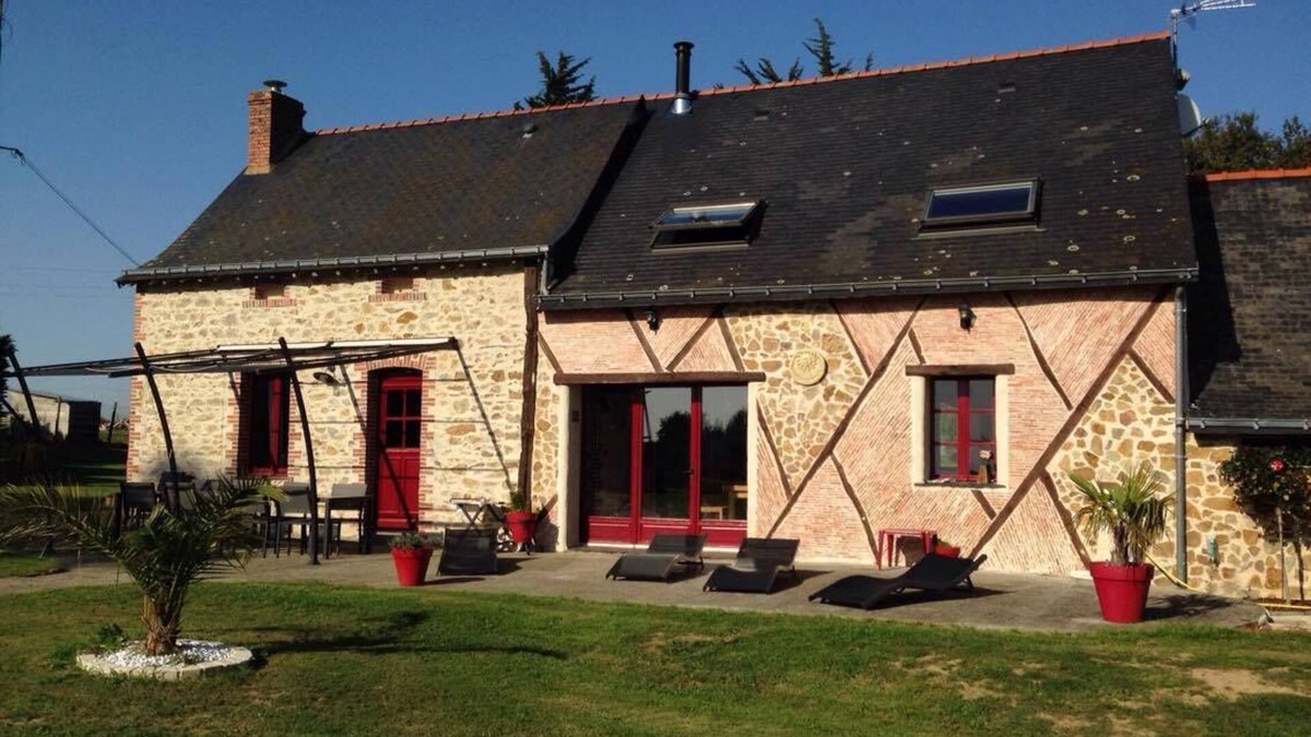 Segre-en-Anjou-Bleu House | Holiday Home 'La Chlogaro' with Private Pool, Private Terrace and Private Garden