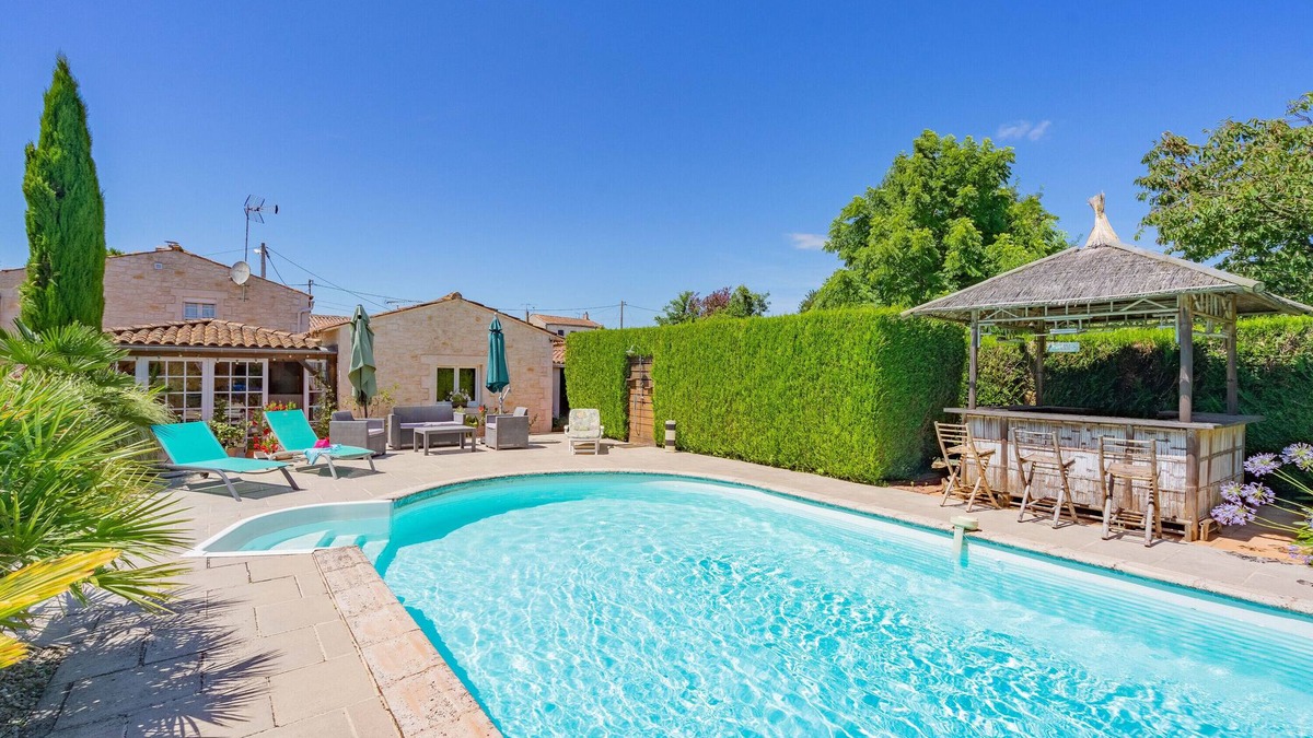 Saint Agnant House | Holiday Home 'La Desirade' with Private Pool, Private Terrace and Wi-Fi