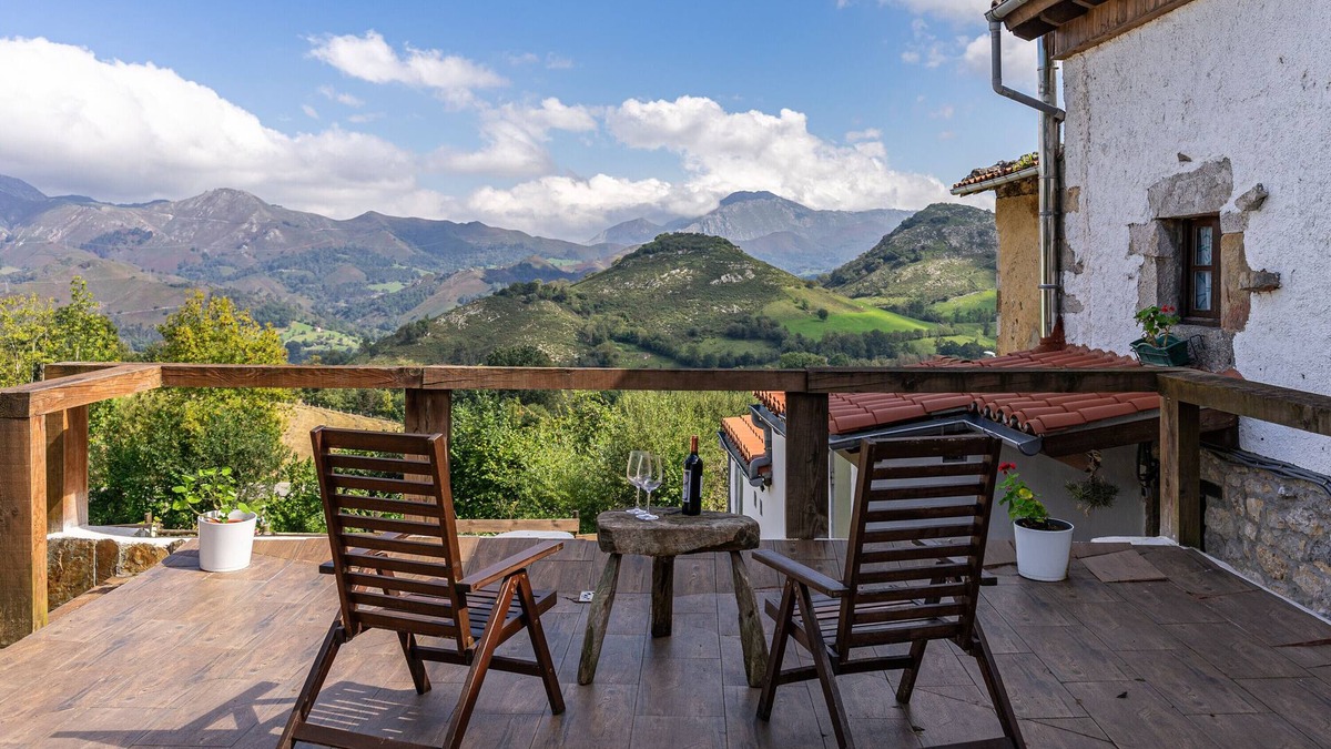 Bobia de Arriba House | Holiday Home 'La Terraza De Onís' with Mountain View, Private Terrace and Wi-Fi