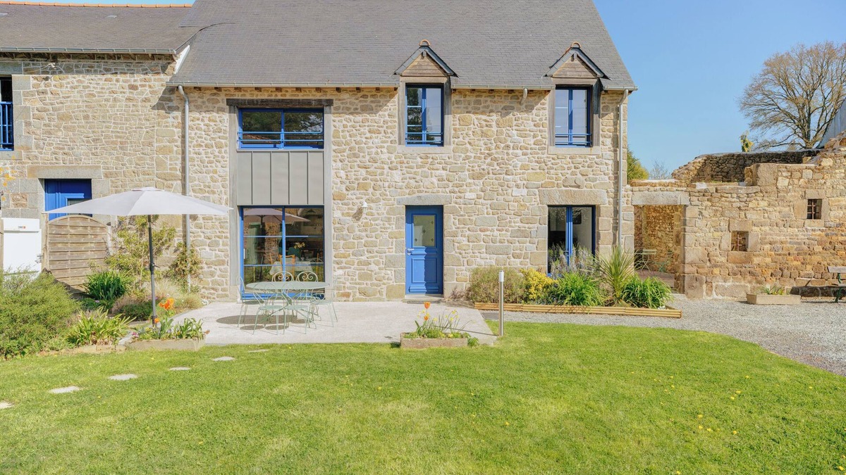 Quebriac House | Holiday Home 'La Ferme D'Alcide' with Private Terrace, Private Garden and Wi-Fi