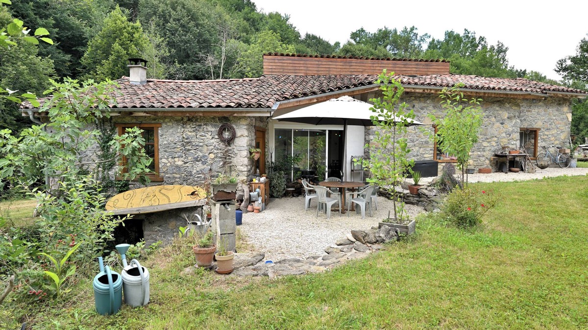 Prat-Bonrepaux House | Holiday Home 'La Mouline' with Mountain View, Wi-Fi and Air Conditioning