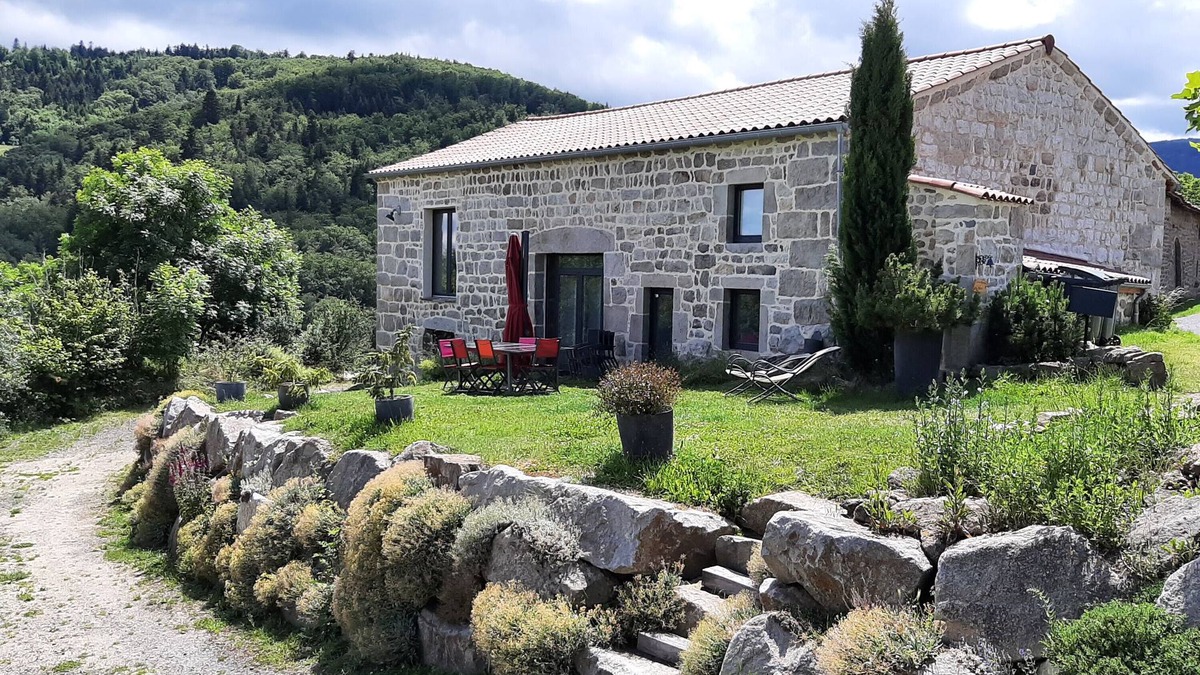 Roche House | Holiday Home 'La Clé Des Champs' with Mountain View, Private Terrace and Wi-Fi