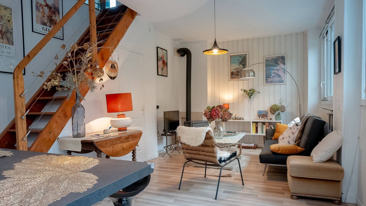 Viviers-du-Lac House | Holiday Home 'La' with Mountain View, Private Terrace and Wi-Fi