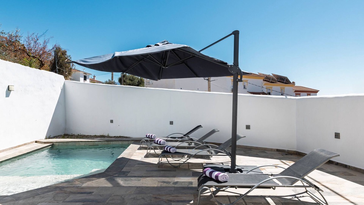 Mondron House | Holiday Home 'La Fuente' with Private Pool, Wi-Fi and Air Conditioning
