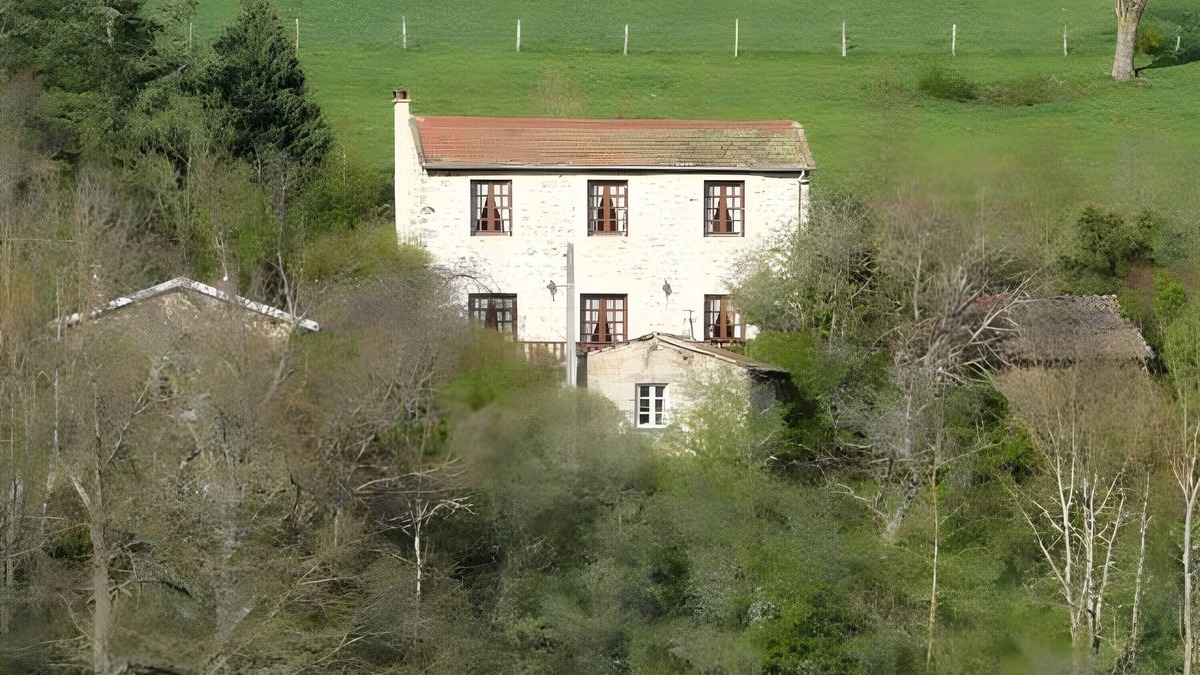 Beauzac House | Holiday Home 'La Grange De L'effraie' with Mountain View, Private Terrace and Private Garden