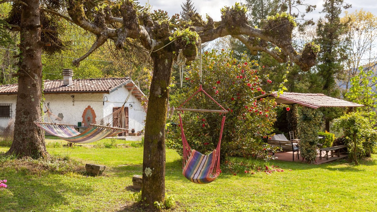 Pieve Fosciana House | Holiday Home 'La Capannina' with Mountain View, Private Terrace and Private Garden