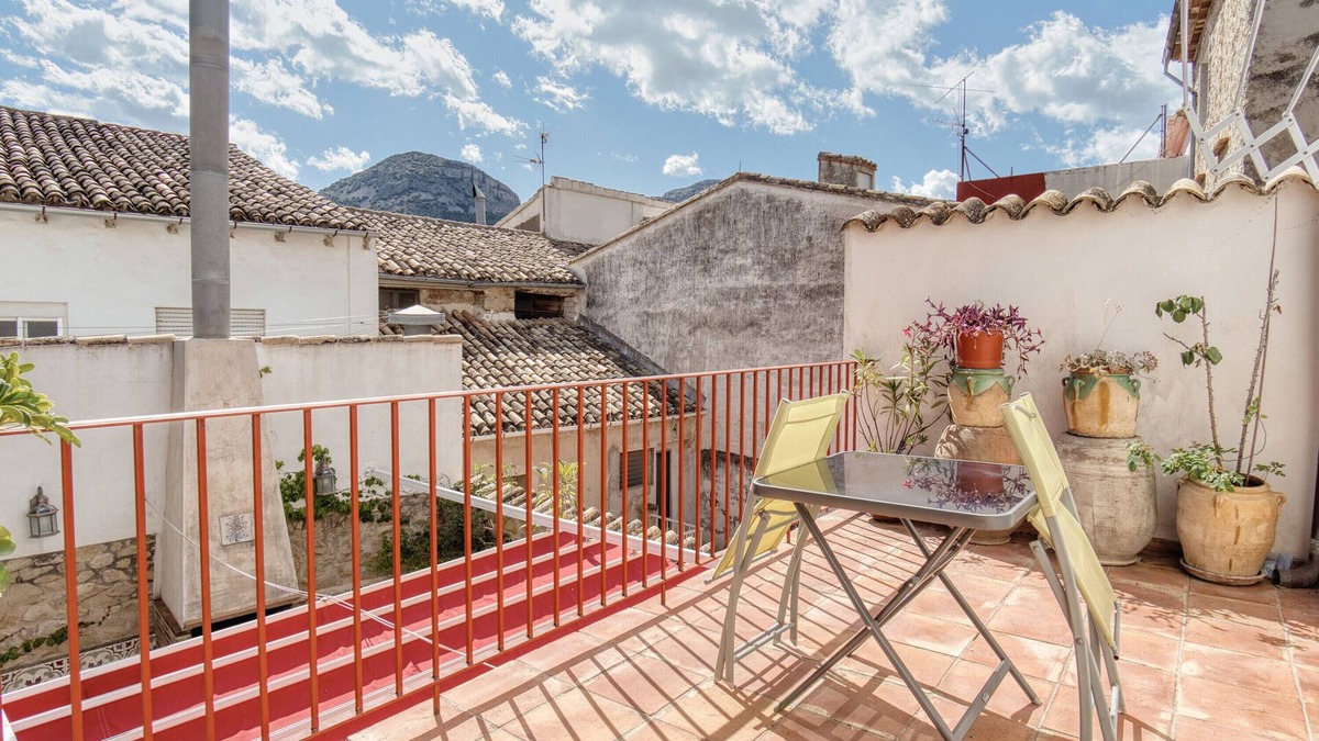 Alcoleja House | Holiday Home 'La Llar D' Aitana' with Mountain View, Private Terrace and Wi-Fi