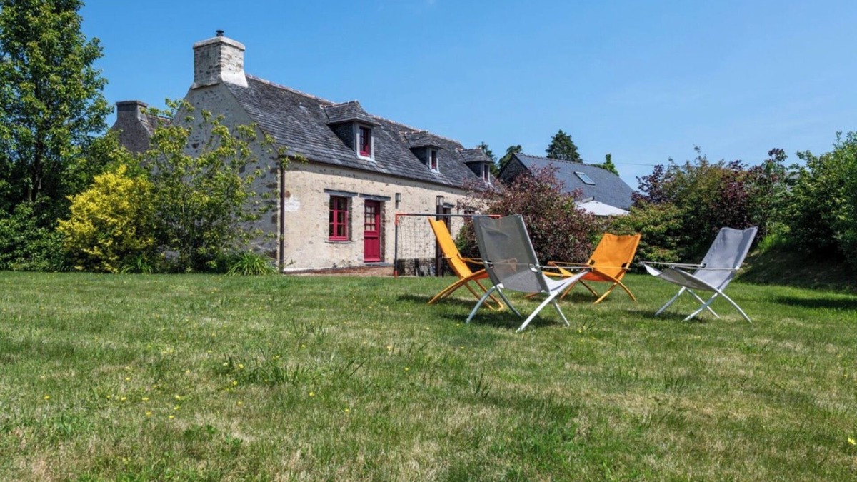 Commana House | Holiday Home 'La Longère - Piscine - Spa - Jardin' with Shared Pool, Private Terrace and Wi-Fi