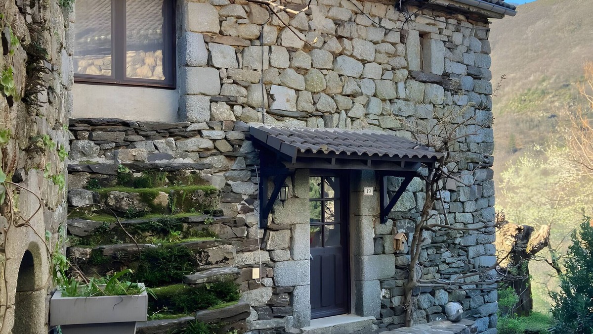 Sablieres House | Holiday Home 'La Maisonnette' with Mountain View