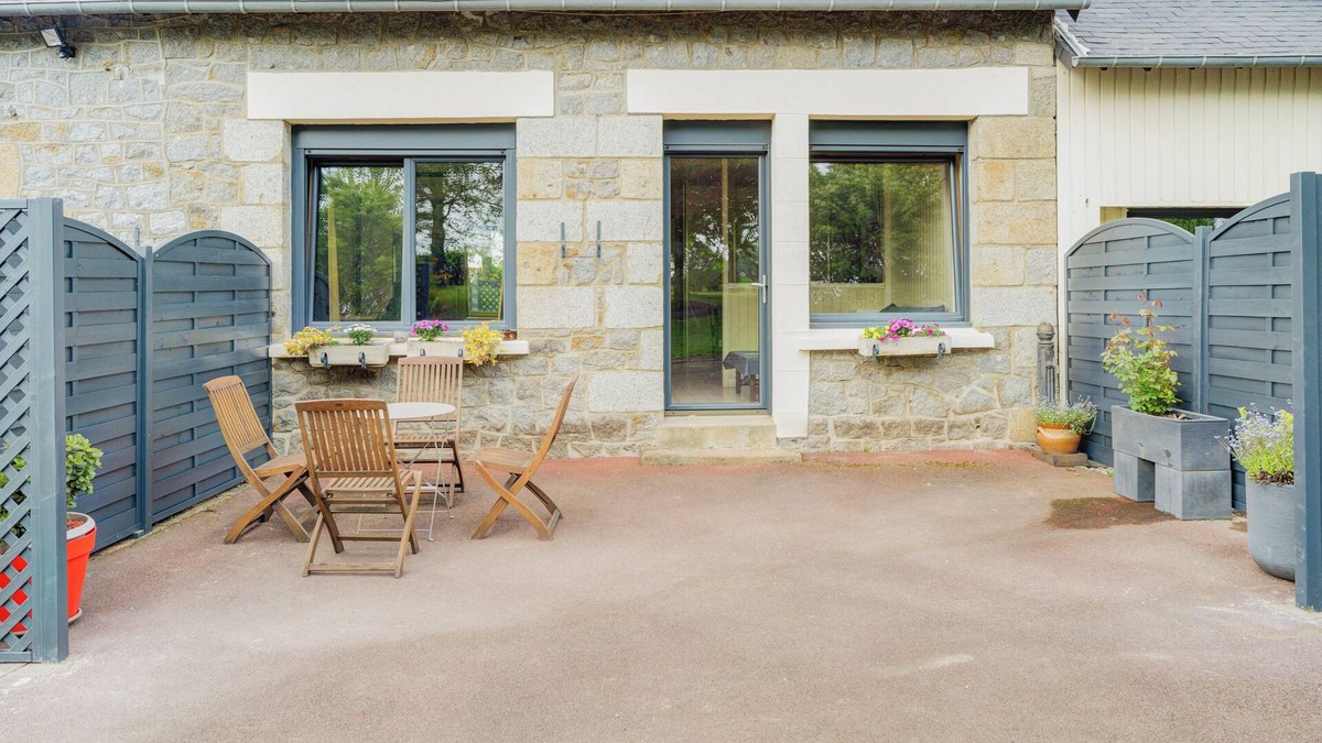 Javene House | Holiday Home 'La Maison De La Rebergère' with Shared Terrace, Shared Garden and Wi-Fi