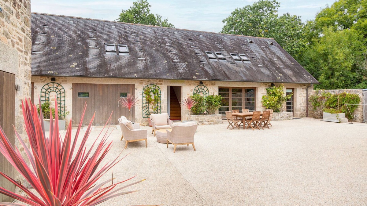 Nevez House | Holiday Home 'La Maison Des Gardes Du Hénan' with Private Terrace, Private Garden and Wi-Fi