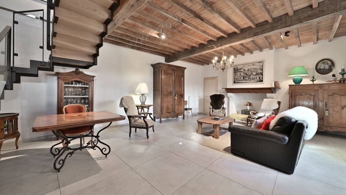 Capvern House | Holiday Home 'La Maison Poulogne' with Mountain View, Private Terrace and Wi-Fi