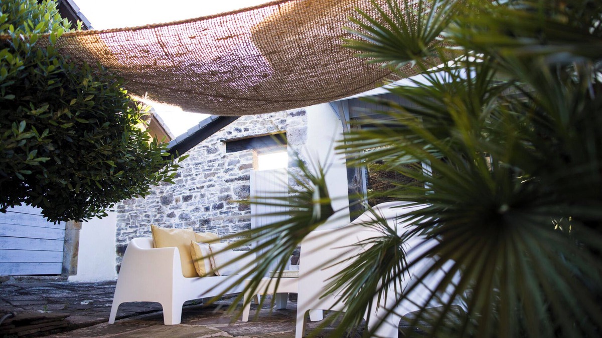 Martin House | Holiday Home 'La Maison Charlélie' with Shared Pool, Wi-Fi and Air Conditioning