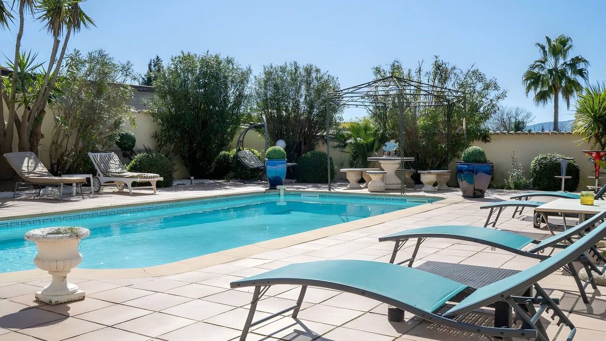 Les Baraques House | Holiday Home 'La Maison Provençale' with Private Pool, Wi-Fi and Air Conditioning