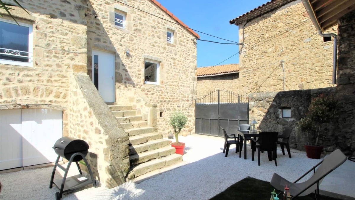 Samoyas House | Holiday Home 'La Maison Vieille' with Private Terrace and Wi-Fi