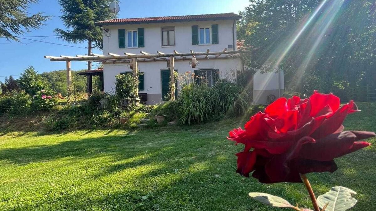 Osiglia House | Holiday Home 'La Rosa sul Lago' Pet-Friendly with Private Garden, Spa, and Wi-Fi