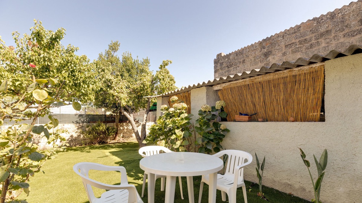 Magomadas House | Holiday Home 'La Stazione di Teresa' with Garden & Wi-Fi