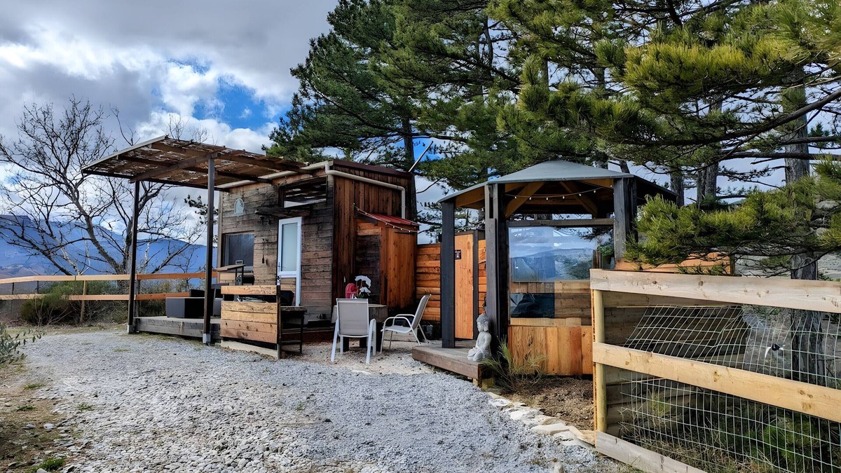 Sisteron House | Holiday Home 'La Tiny House De Peggy' with Mountain View, Private Terrace and Air Conditioning