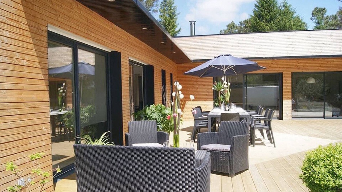 Sizun House | Holiday Home 'La Villa Des Légendes' with Private Terrace, Private Garden and Wi-Fi