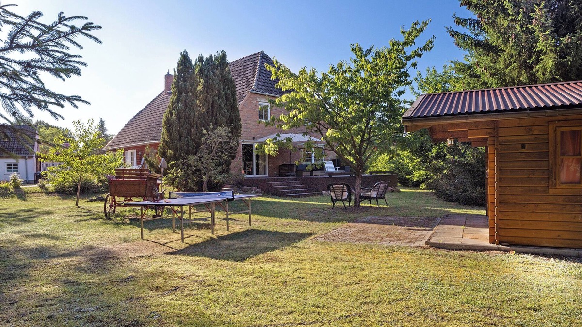 Kirch Jesar House | Holiday Home 'Landhaus Schwerin' with Wi-Fi
