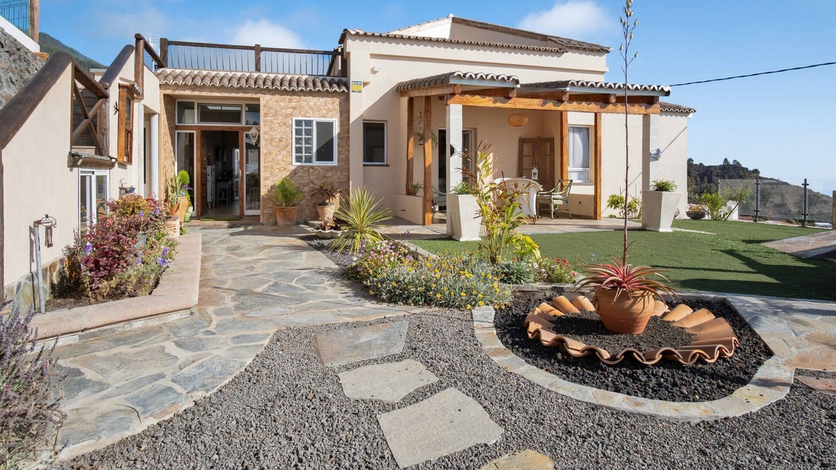 Jedey House | Holiday Home 'Las Golondrinas' with Sea View, Wi-Fi and Air Conditioning