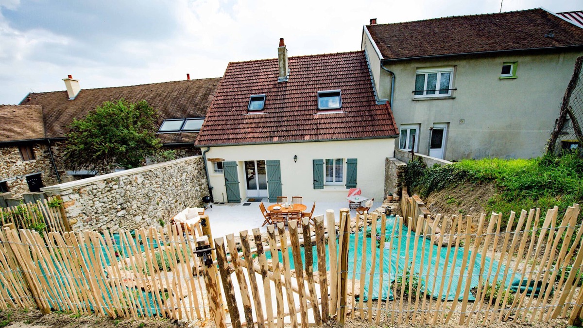 Verneuil House | Holiday Home 'Le Clos Des Voisins' with Private Terrace, Private Garden and Wi-Fi