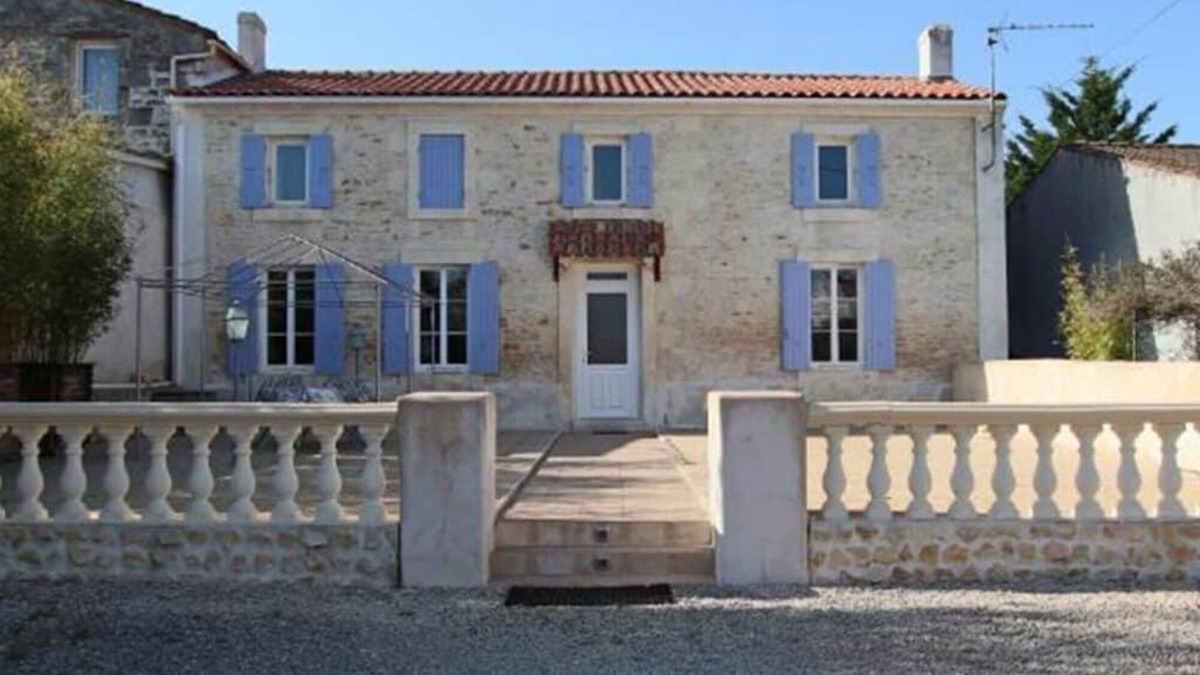 Romegoux House | Holiday Home 'Le Domaine Des 3 Îles' with Private Terrace, Private Garden and Wi-Fi