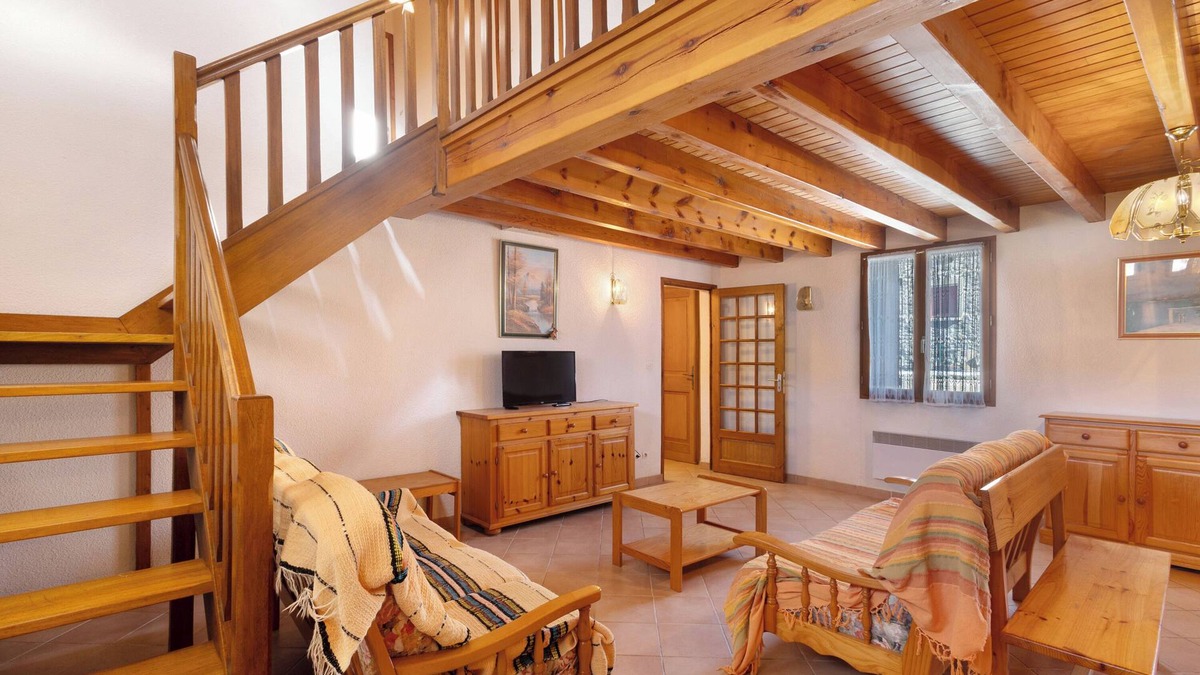 La Llagonne House | Holiday Home Le Galbe - 4 Bedrooms with Garden and Garage, Ideal for a Family Vacation