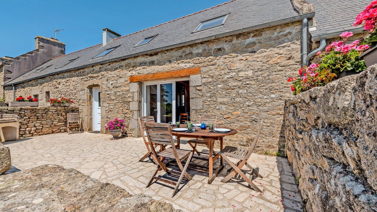 Porspoder House | Holiday Home 'Le Gîte Vert 3' with Private Terrace and Shared Garden