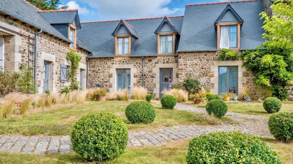 Plouha House | Holiday home 'Le Grand Cyprès' with Private Terrace, Private Garden and Wi-Fi