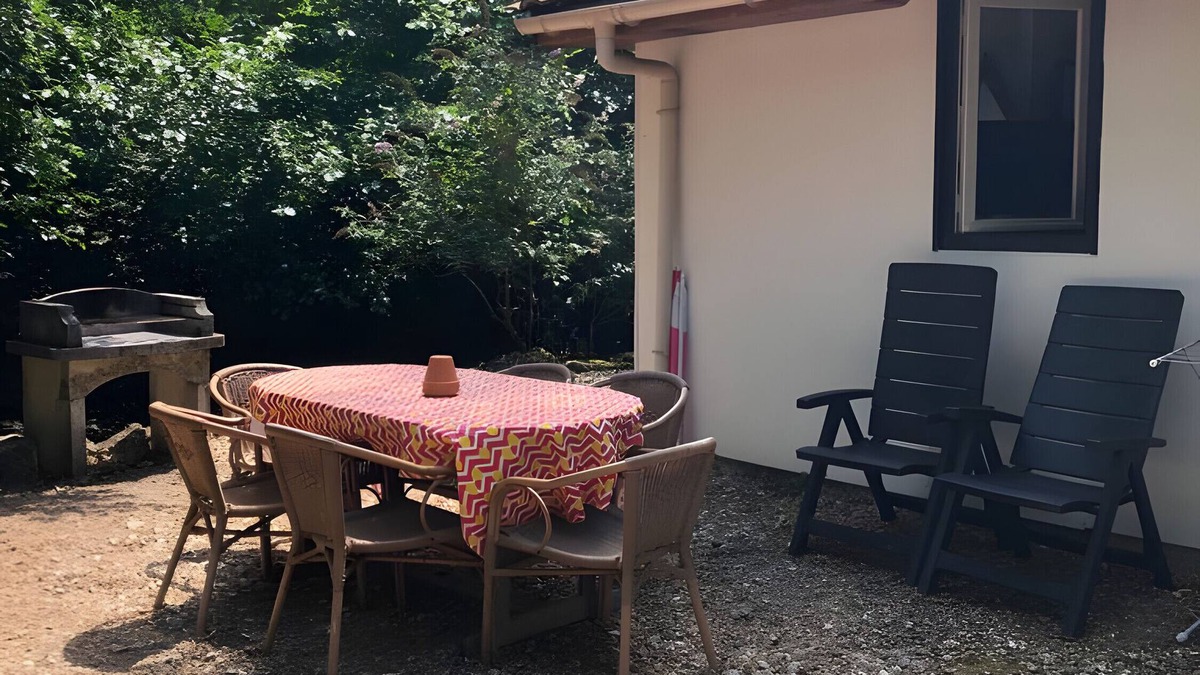 Varaignes House | Holiday Home 'Le Martin Pêcheur' with Shared Pool, Private Terrace and Shared Garden