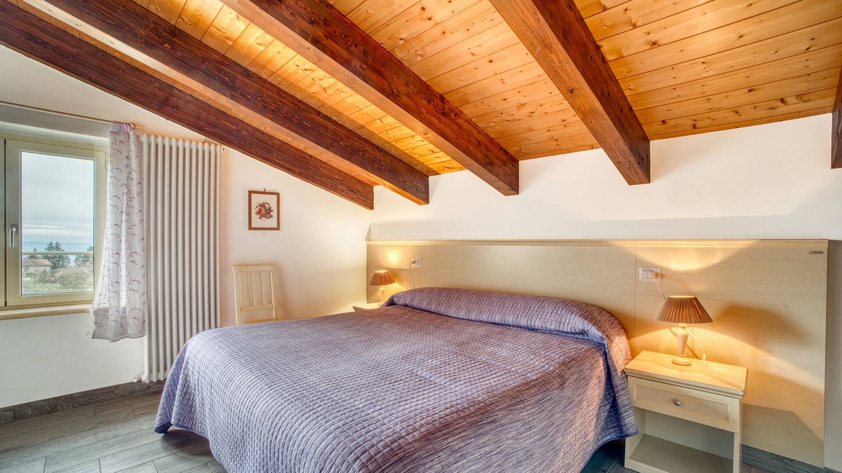 Valfabbrica House | Holiday Home "Le More - Casa Zoe" with Shared Garden & Wi-Fi