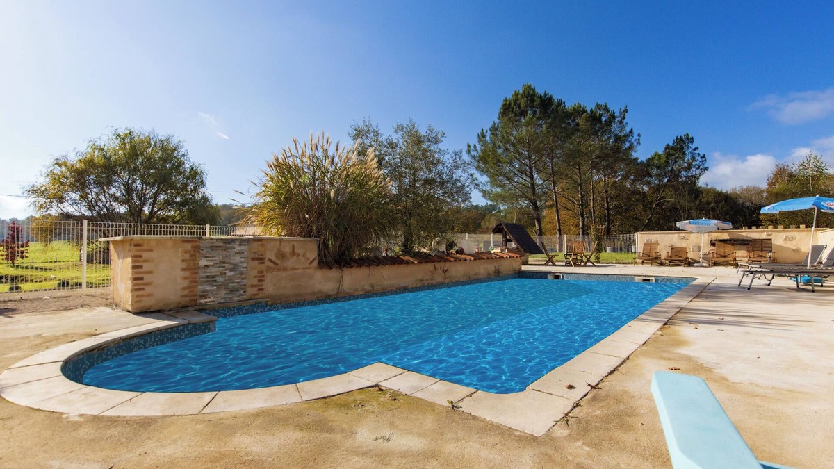 Guizengeard House | Holiday Home 'Le Moulin' with Private Pool, Private Terrace and Wi-Fi