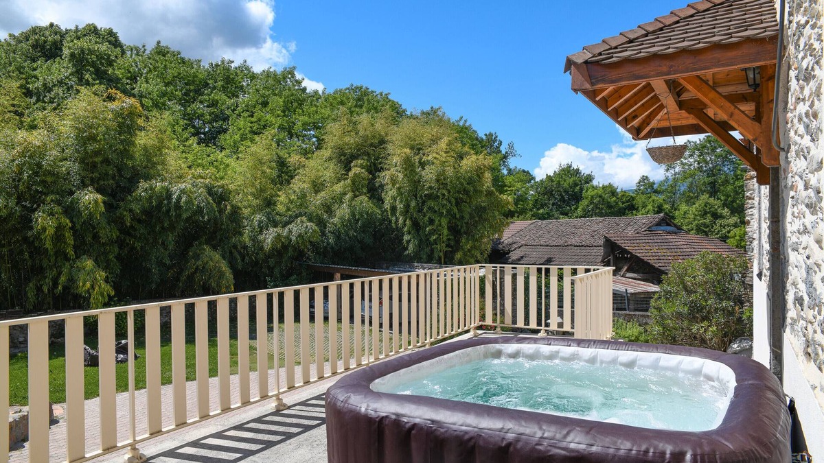 Pontcharra House | Holiday Home 'Le Moulin De Bayard' with Mountain View, Private Terrace and Wi-Fi