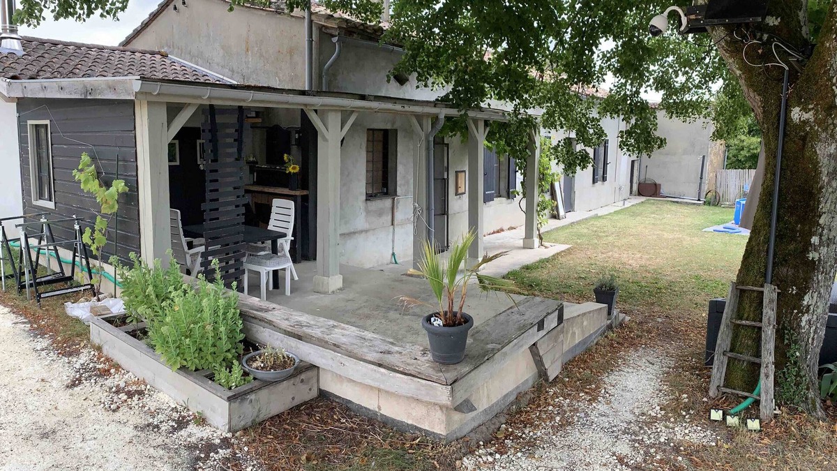 Neuvicq House | Holiday Home 'Le Petit Four À Pain' with Private Pool, Private Terrace and Wi-Fi