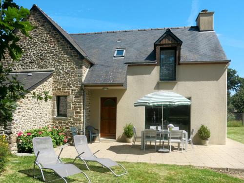 Le Tronchet House | Holiday Home Le Petit Maître by Interhome