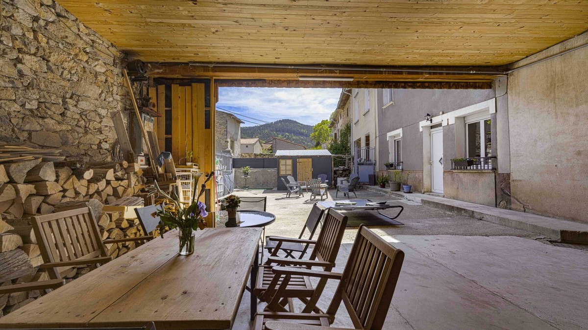 Roquefeuil House | Holiday Home 'Le Pic Du Midi' with Mountain View, Shared Terrace and Wi-Fi