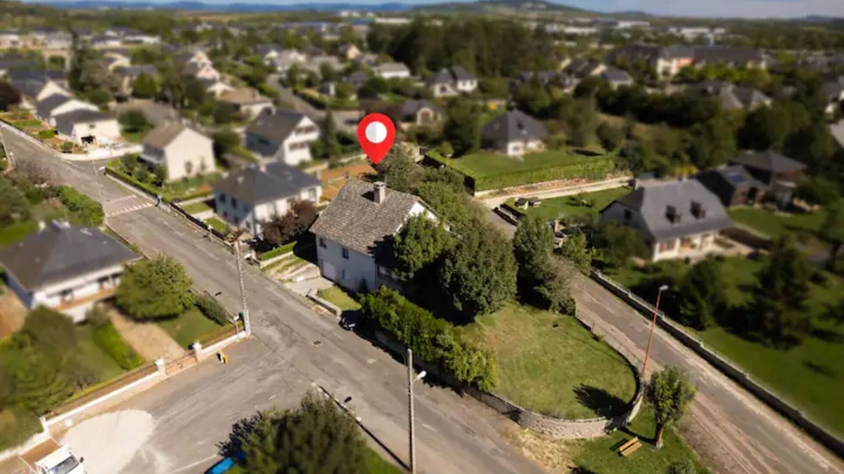 Bozouls House | Holiday Home 'Le Pigeon Bleu' with Private Terrace, Private Garden and Wi-Fi