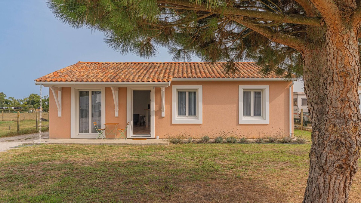 Valeyrac House | Holiday Home 'Le Pin Franc' with Private Terrace and Private Garden