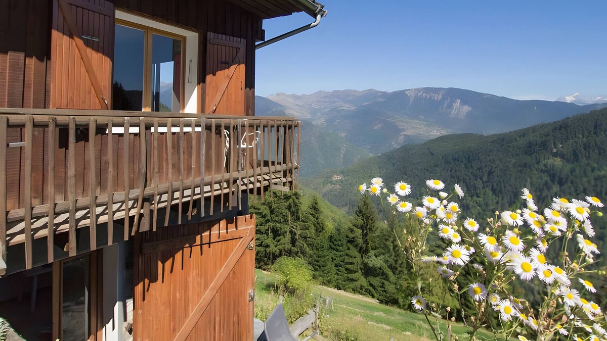 Vallees d'Aigueblanche House | Holiday Home 'Le Plan Du Fruit' with Mountain View, Private Terrace and Private Garden