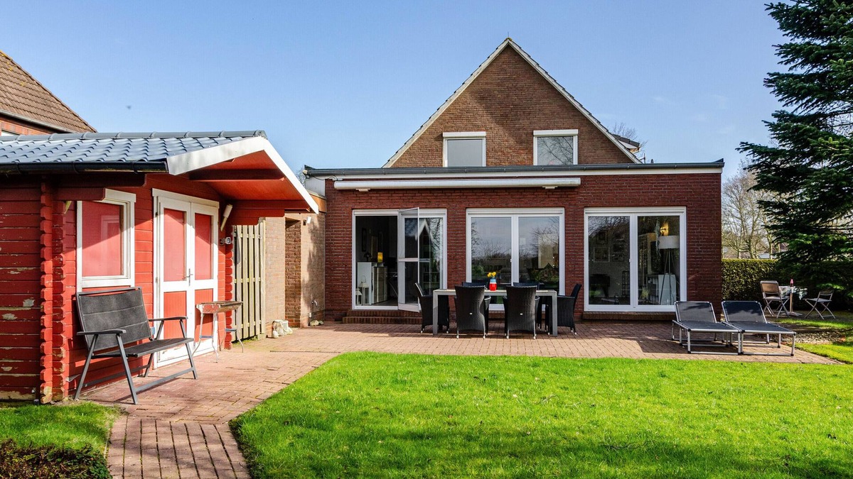 Leezdorf House | Holiday Home 'Leezdorf Ostfriesland' with Private Terrace, Private Garden and Wi-Fi