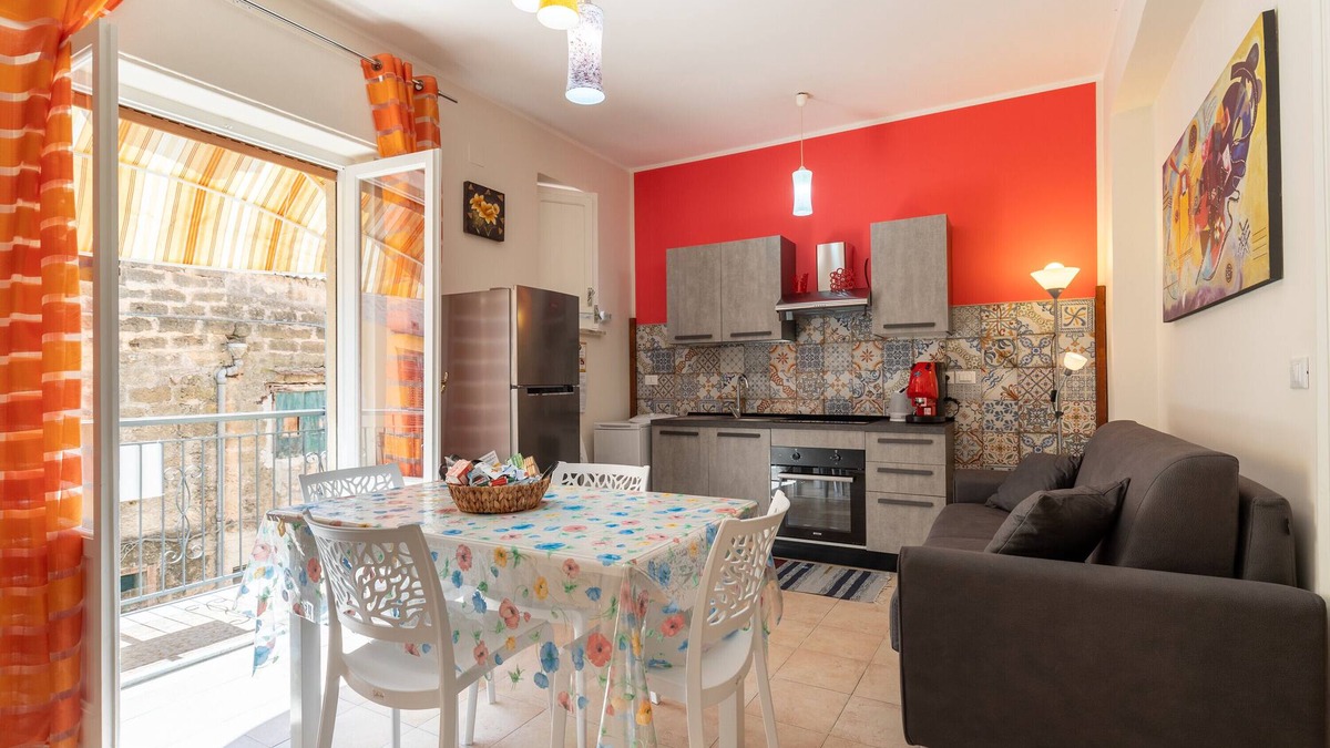 Porticello House | Holiday Home 'Leondoro - Pirandello' with Balcony & Wi-Fi