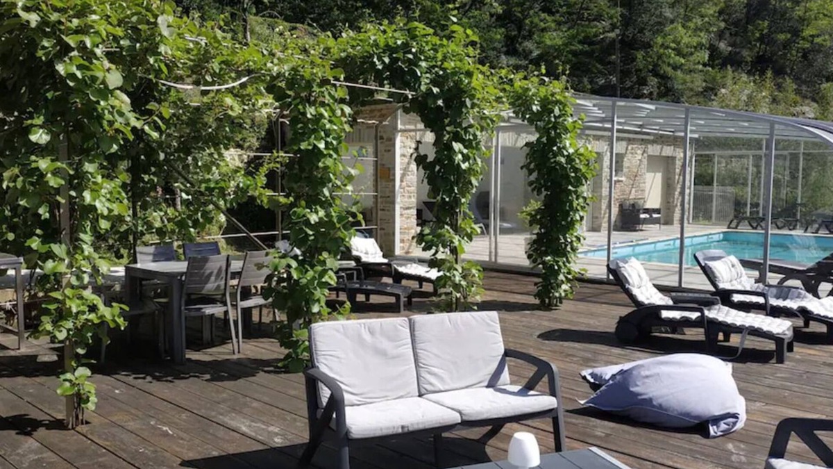 Saumane House | Holiday Home 'Les Châtaigniers' with Mountain View, Private Garden and Wi-Fi