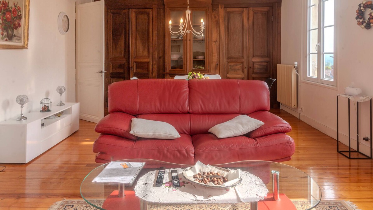 Archiac House | Holiday Home 'Les Hirondelles Archiac' with Private Terrace, Private Garden and Wi-Fi